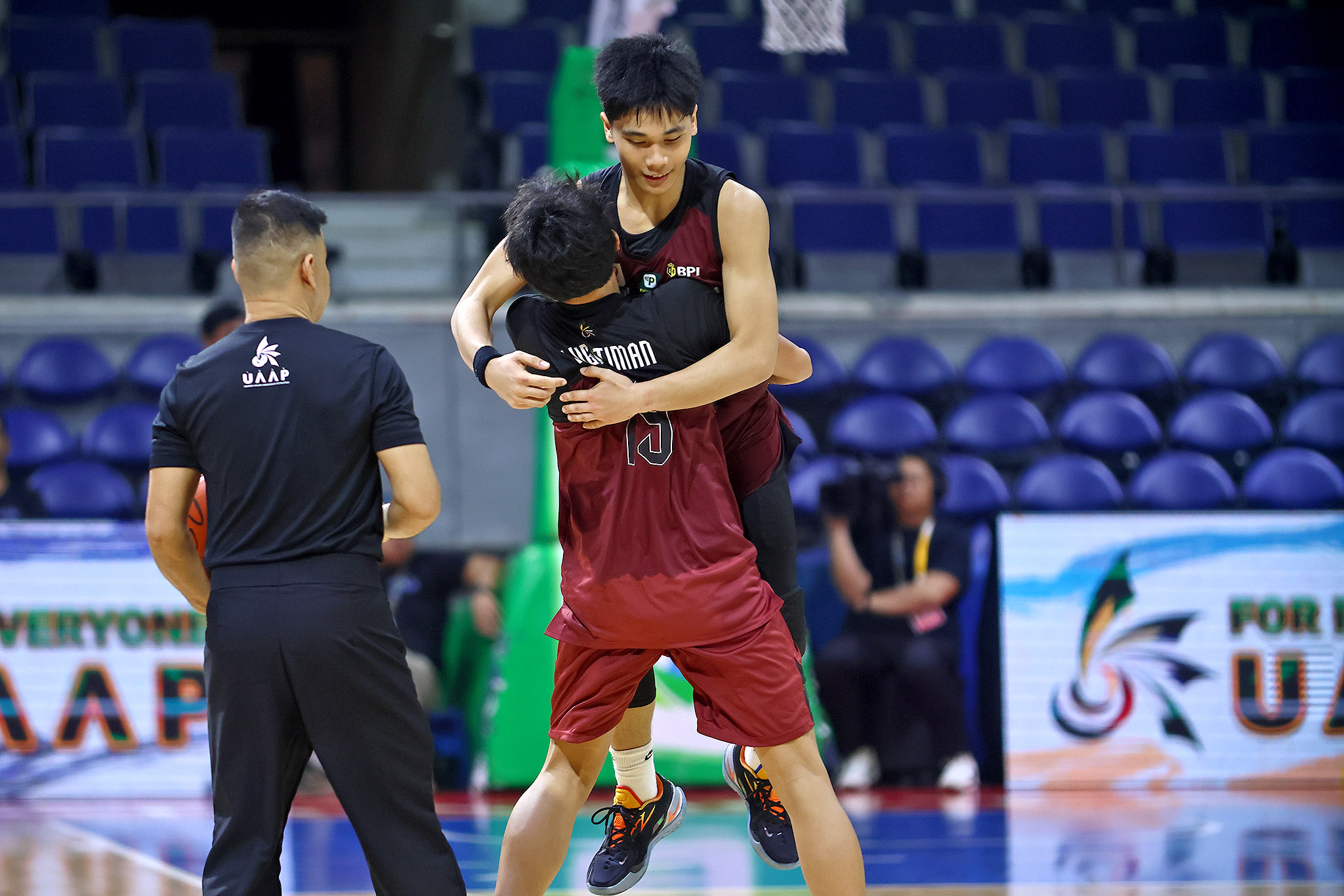 UAAP89-Jrs-Basketball-Hubert-Bautista-Zandro-Lugatiman UE snaps FEU-D’s unbeaten run in UAAP juniors basketball ADMU AdU Basketball FEU News UAAP UE UP UST - philippine sports news