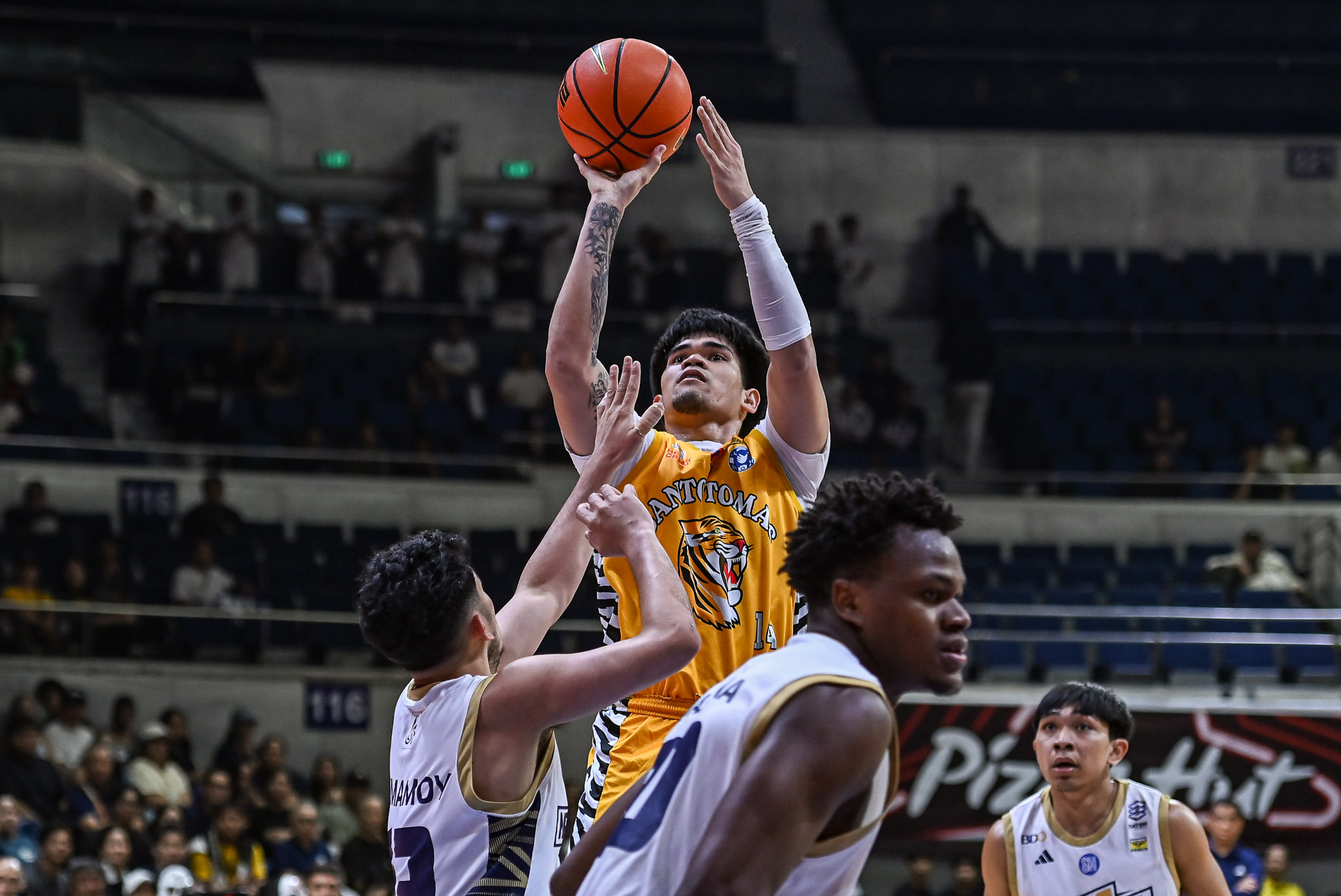 UAAP-89-MBB-NU-vs.-UST-Mark-Llemit-1038 Diassana dominates Akowe as NU holds off UST to stay solo second in UAAP men's basketball Basketball News NU UAAP UST - philippine sports news