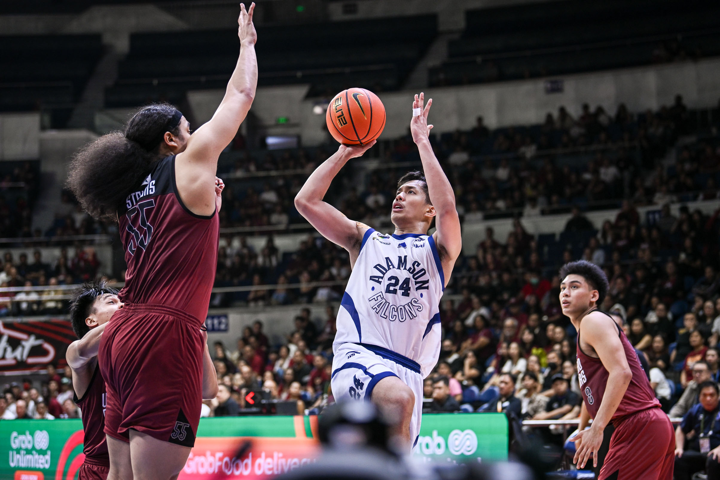 UAAP89-MBB-Mat-Edding-3521 UP rides late surge to escape Adamson, gains share of UAAP men's basketball first AdU Basketball News UAAP UP - philippine sports news