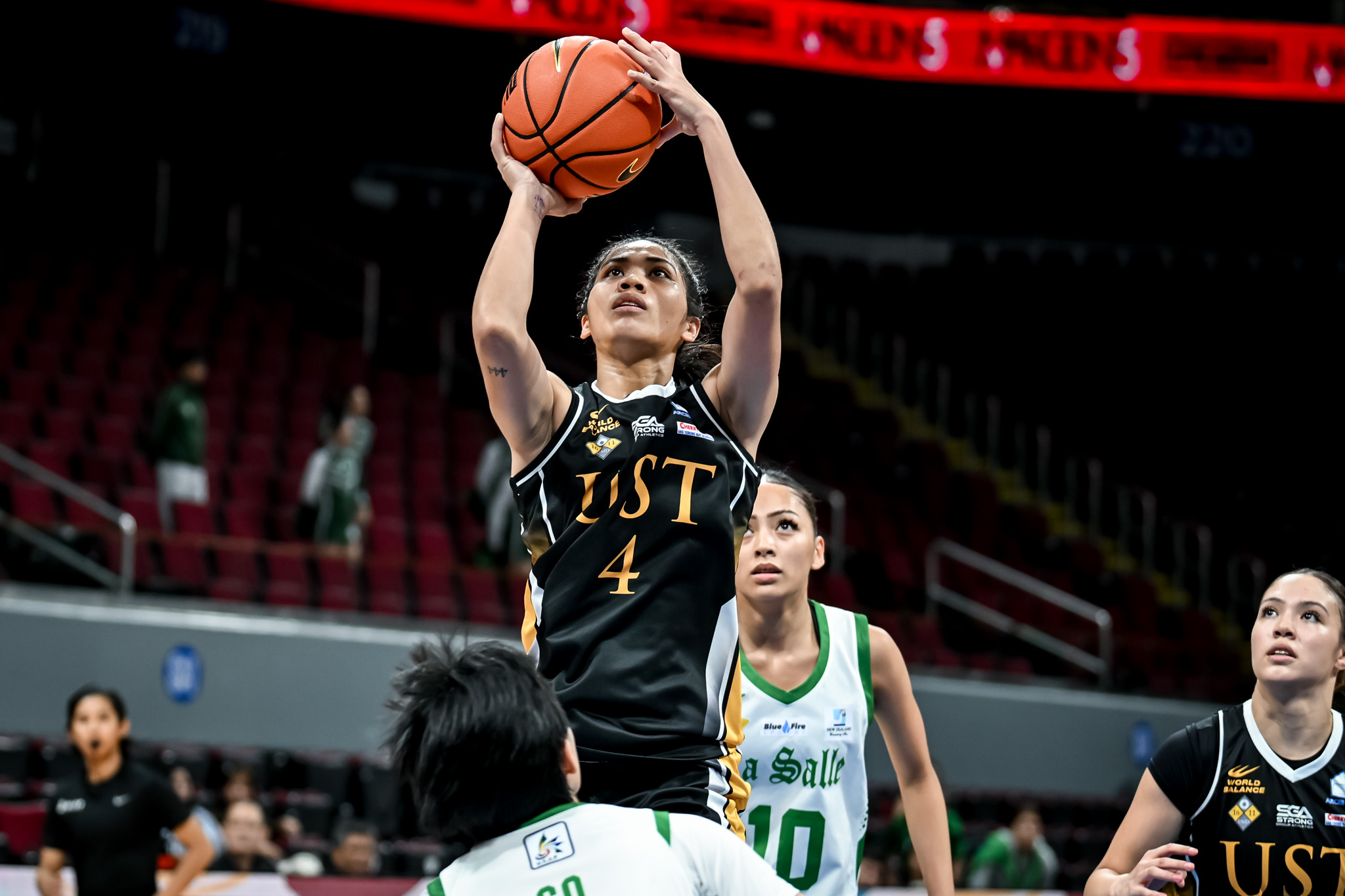 UAAP89-WBB-CJ-MAGLUPAY-0229 Sierba, Maglupay power UST past La Salle to stay unbeaten in UAAP women's basketball Basketball DLSU News UAAP UST - philippine sports news